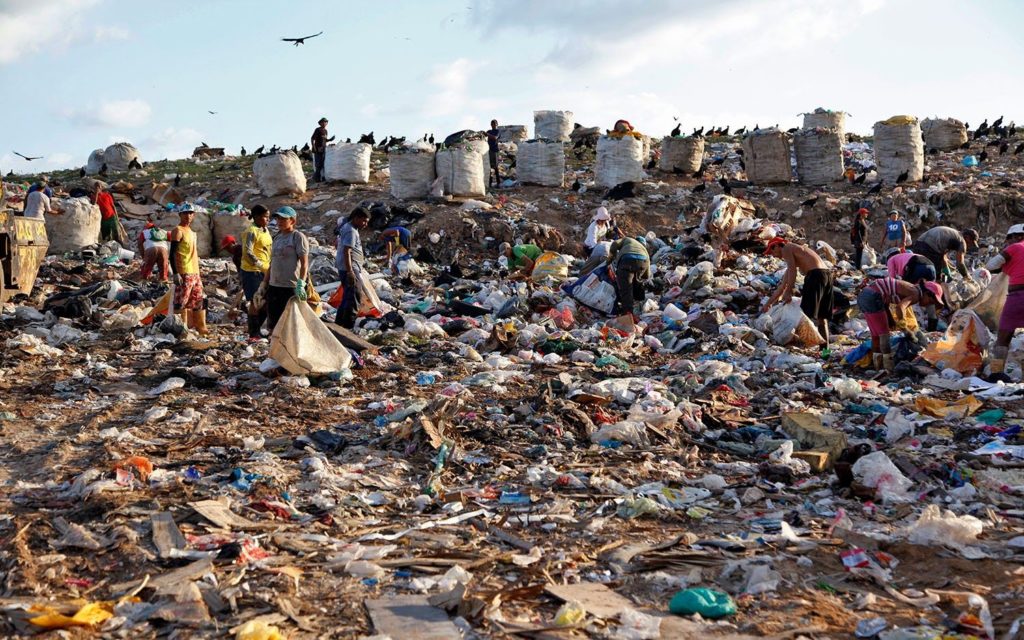 Catadores de Material Reciclável ou Reutilizável no Lixão do Aura, Região Metropolitana de Belem do Pará – Brasil (Foto: ww3.belem.pa.gov.br)